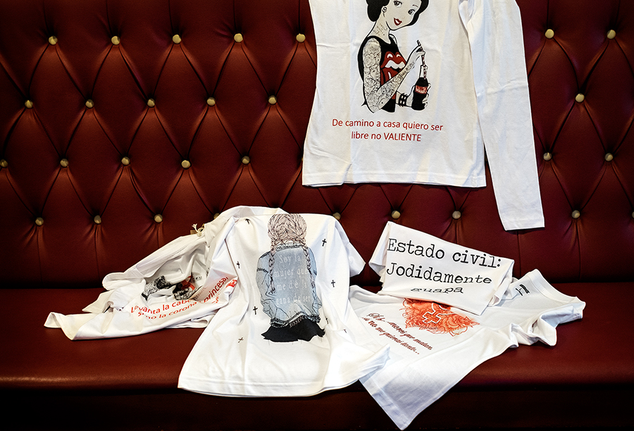 Algunhas das camisetas con mensaxes feministas de MissRock. Foto: Iván Barreiro. 