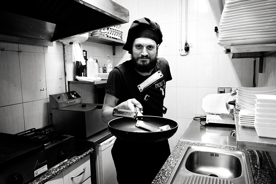 Figui, na cociña do Mou's Bar. Foto: Iván Barreiro