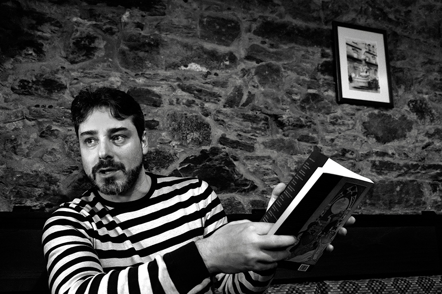 O editor Fernando Cimadevila, na cafetería Agarimo. Foto: Iván Barreiro