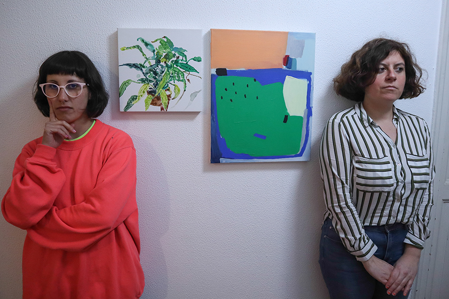 Lúa Gándara e María Meijide con obras do proxecto Casa & Concepto. Foto: Delio Sánchez