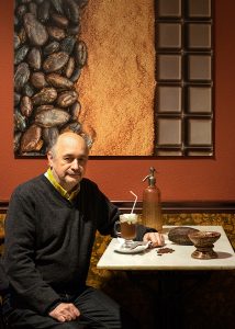 Carlos Vázquez, cun dos seus chocolates con nata. Foto: Iván Barreiro