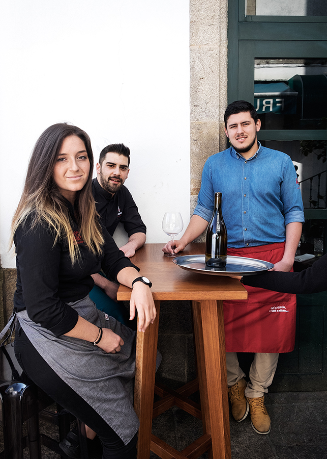 Laura, Fer e Isma, tres dos camareiros e camareiras cos que contamos na cidade. Foto: Iván Barreiro