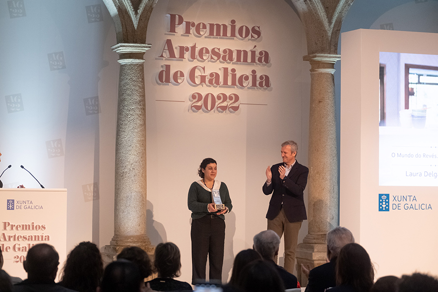 Laura Delgado recibindo o Premio Artesanía de Galicia 2022 da man do presidente da Xunta, Alfonso Rueda. Foto cortesía da Fundación Pública Artesanía de Galicia