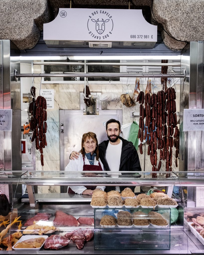 Darío e María José no seu posto no Mercado de Abastos de Santiago. Foto: Iván Barreiro