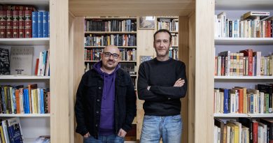 Javier Pereira Gasamáns e Antonio Brea na súa librería.