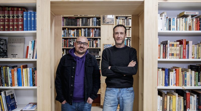 Javier Pereira Gasamáns e Antonio Brea na súa librería.