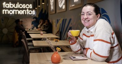 I Lucía Veiga tomando algo no Fábula Café. Foto: Iván Barreiro