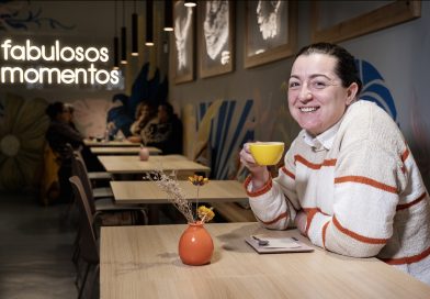 I Lucía Veiga tomando algo no Fábula Café. Foto: Iván Barreiro