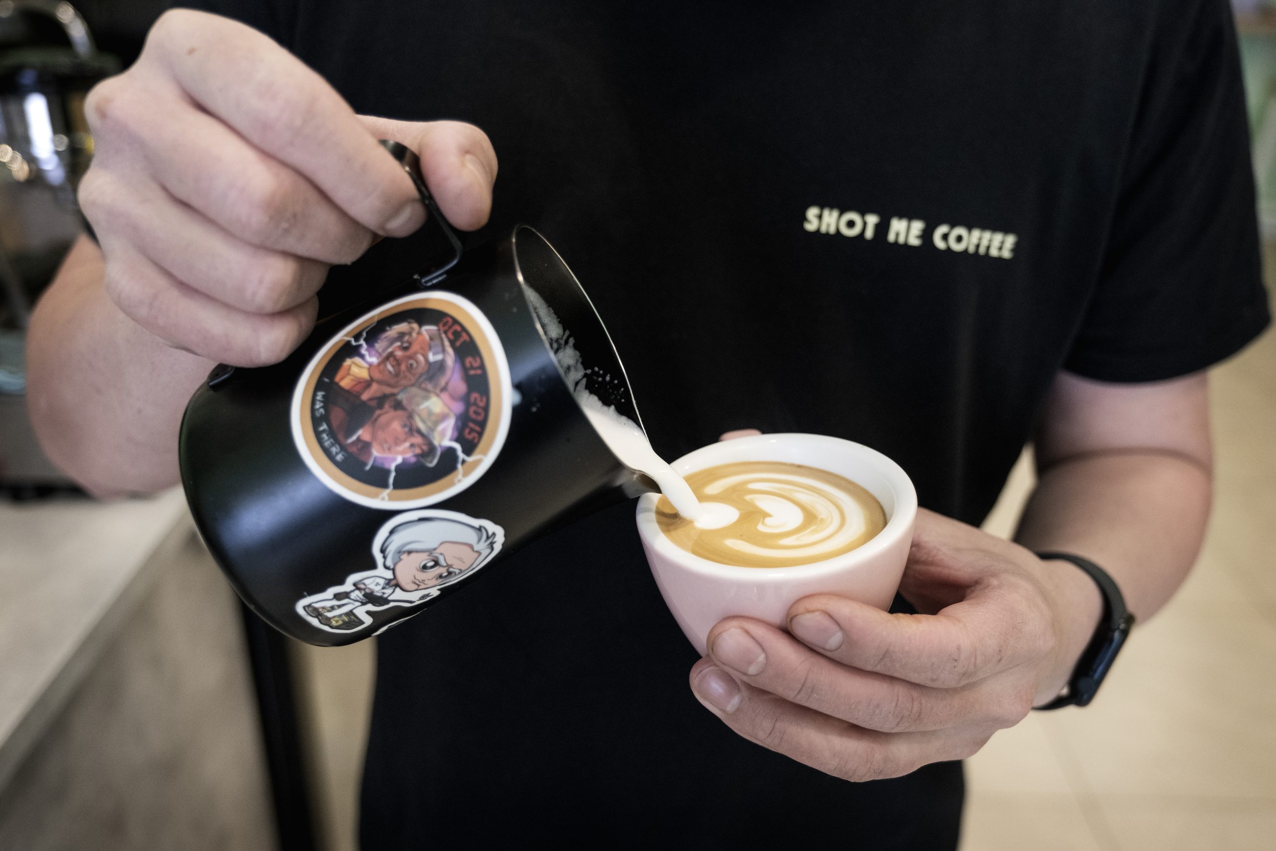 Jacobo Abeijón facendo un café 
no seu local 
Shot Me Coffe. 
Foto: 
Iván Barreiro