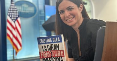 Cristina Olea, co seu libro ‘La gran fractura americana’. .Foto: Guillem Ferrerons