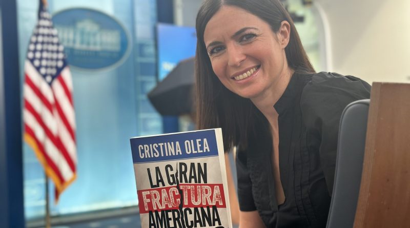 Cristina Olea, co seu libro ‘La gran fractura americana’. .Foto: Guillem Ferrerons