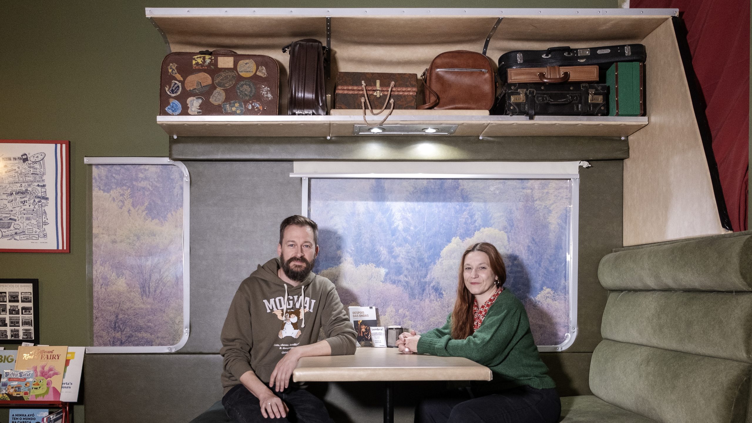Laura e Juan, na librería Galgo Azul con parte do material que usan nos seus espectáculos. Foto: Iván Barreiro