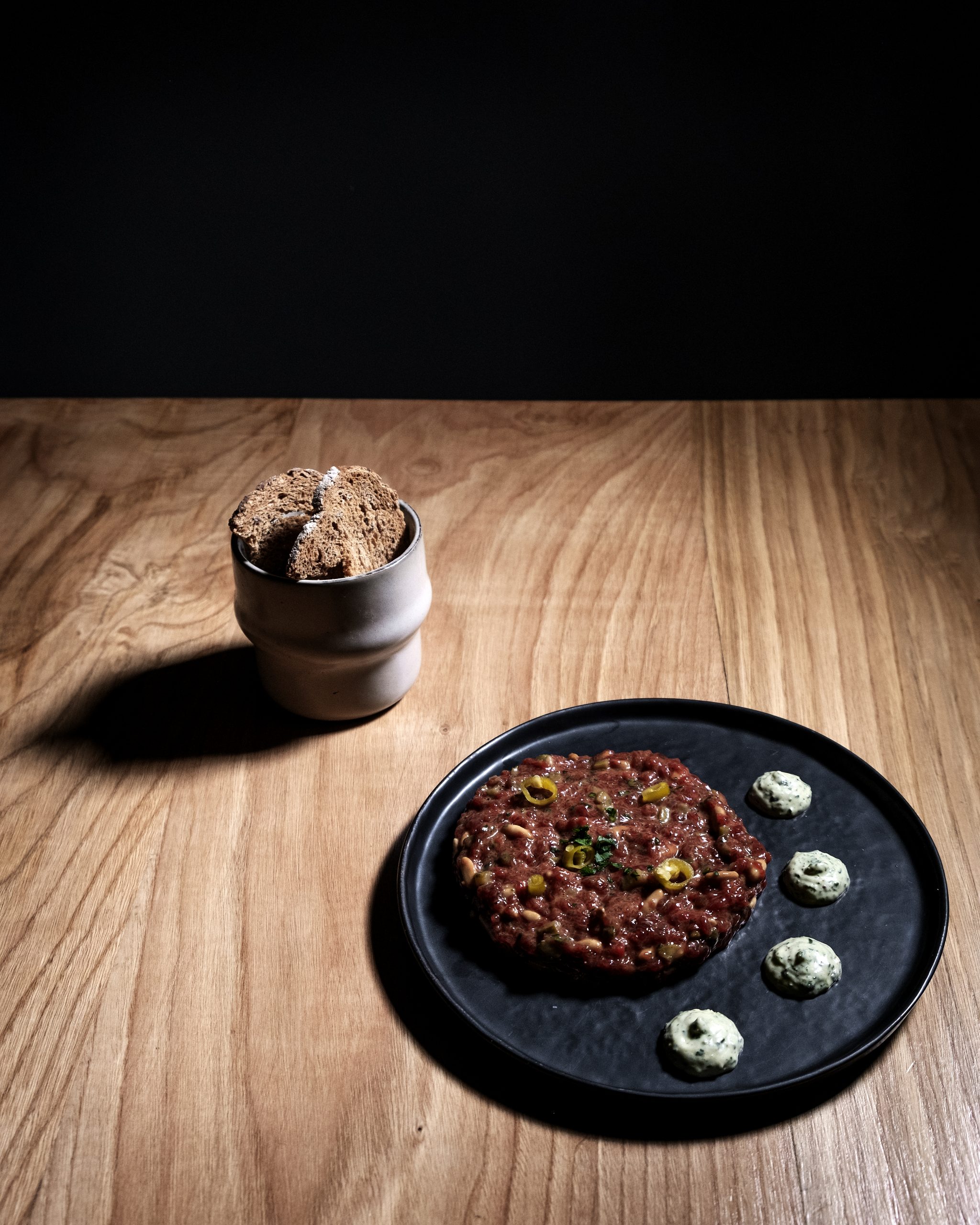 Steak tartar de veado,piñóns e anchoas