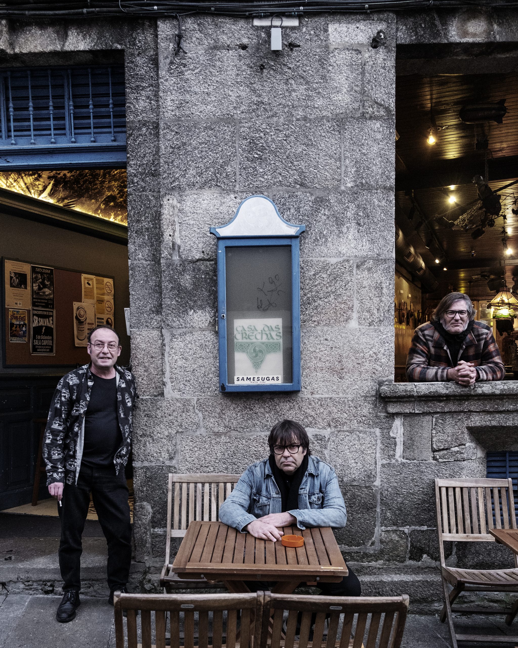 Lar Legido (batería), Manuel Gutiérrez (piano) e Xacobe Martínez (contrabaixo) na porta da Casa das Crechas, onde levan actuando máis de 200 domingos. Foto: Iván Barreiro