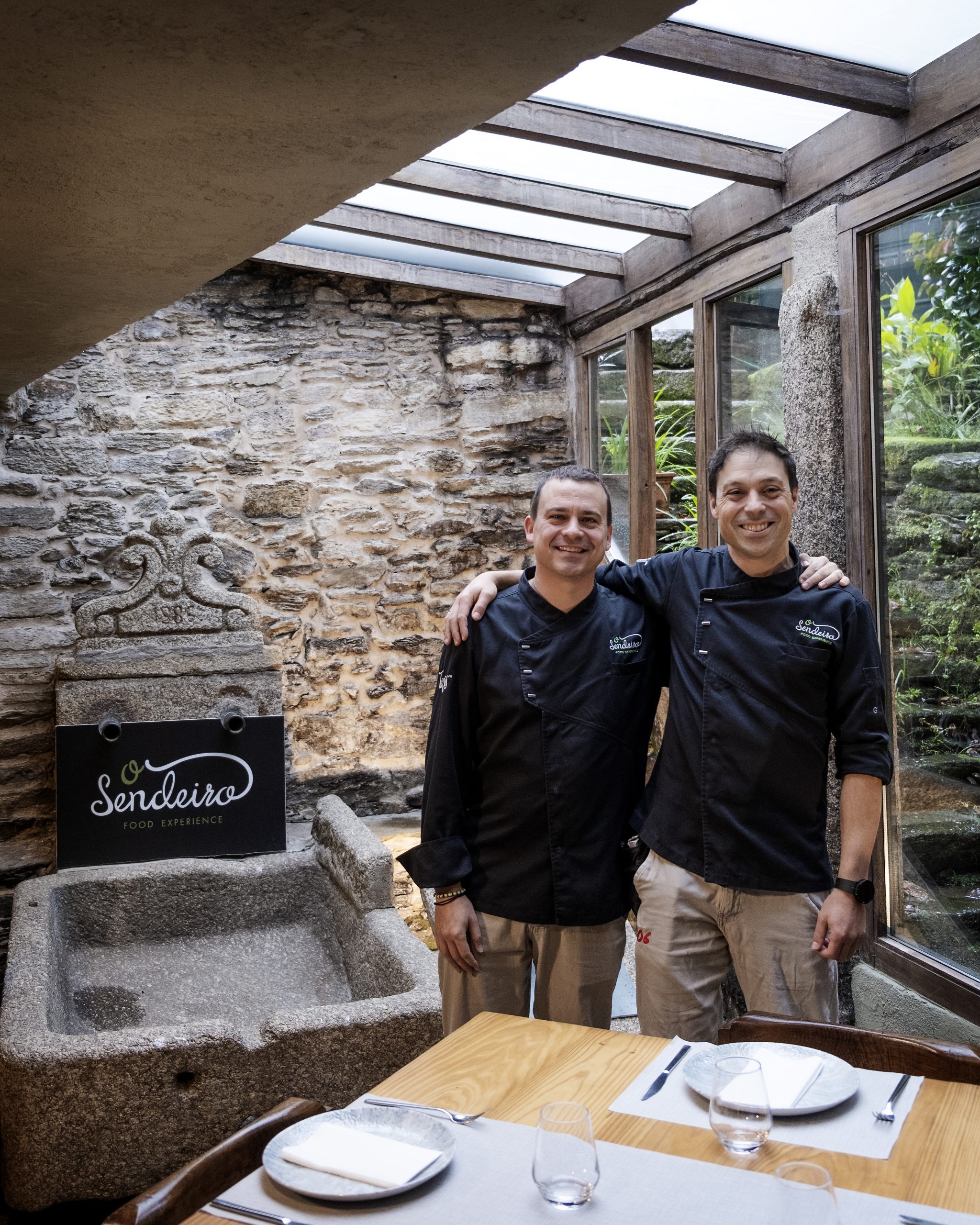 Sergio e Alberto, nun dos salóns de O Sendeiro. Foto: Iván Barreiro