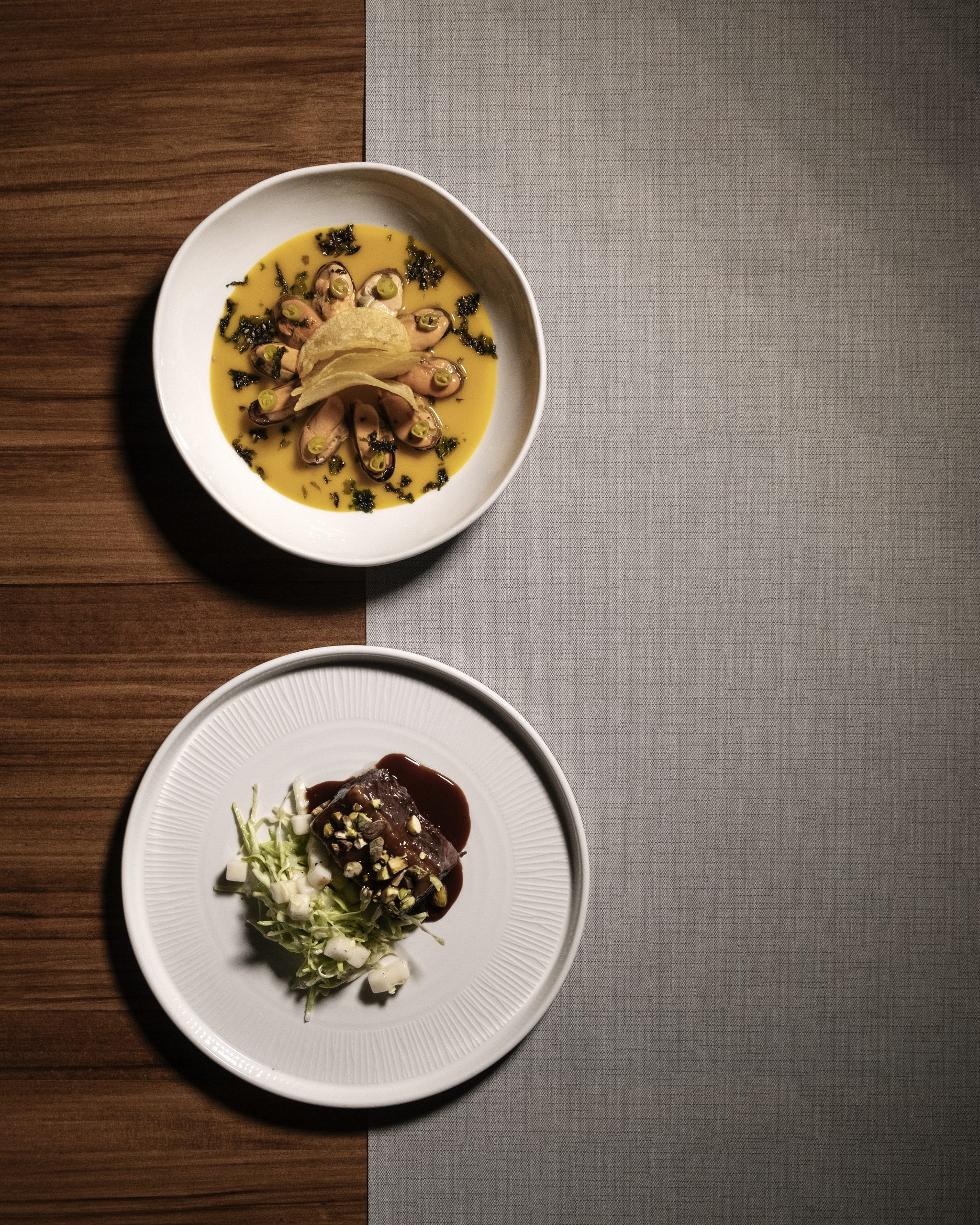 ‘Mexillóns en escabeche’ e ‘Costela de vaca 85 graos’, dous pratos de O Sendeiro. Foto: Iván Barreiro