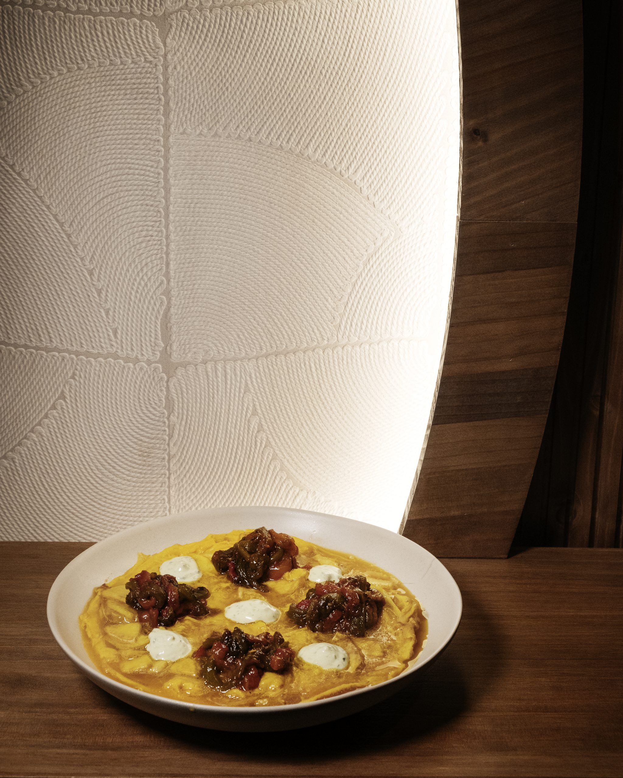 Tortilla aberta de pementos confeitados e aceite de trufa