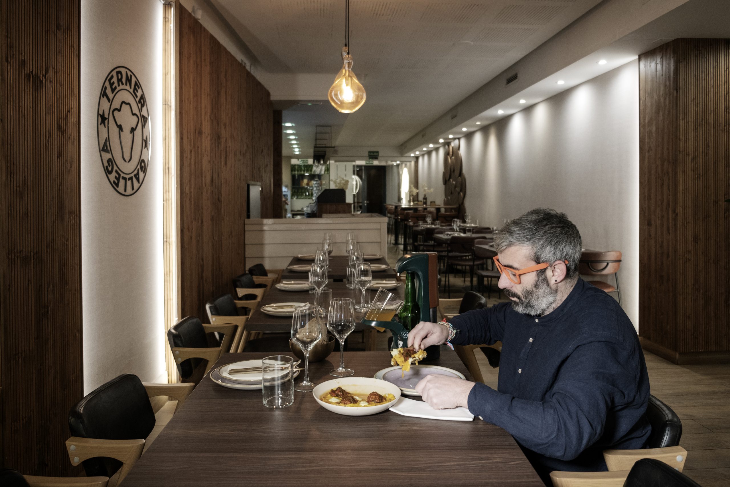 @JuanEAT_o, no interior de Vitela, en Compostela. Foto: Iván Barreiro