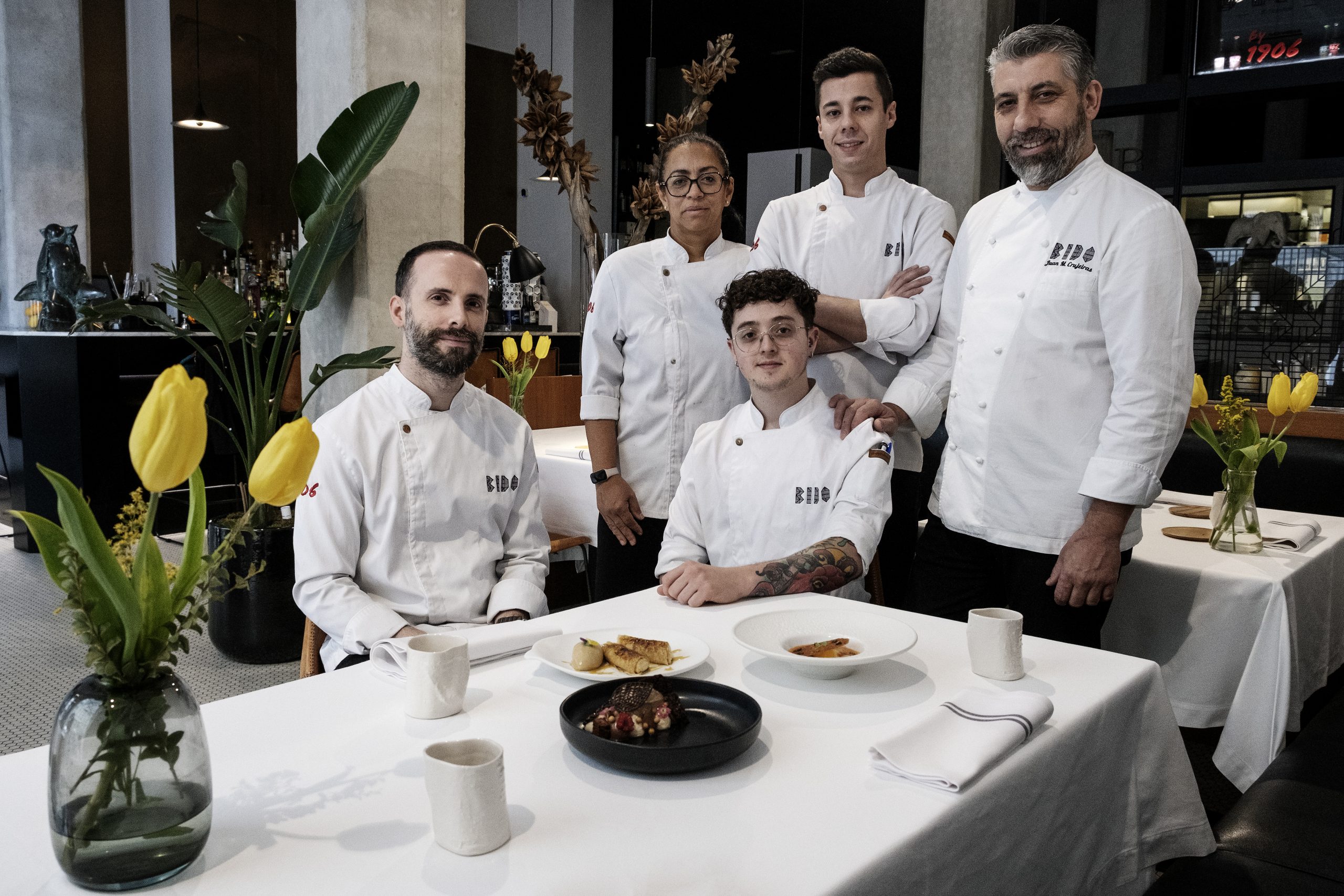 Xoán Crujeiras (primeiro pola dereita) con parte do seu equipo: Miguel Tranchero, Damarys Tatis, Eric Sánchez e Adrián Espiño. Foto: Iván Barreiro