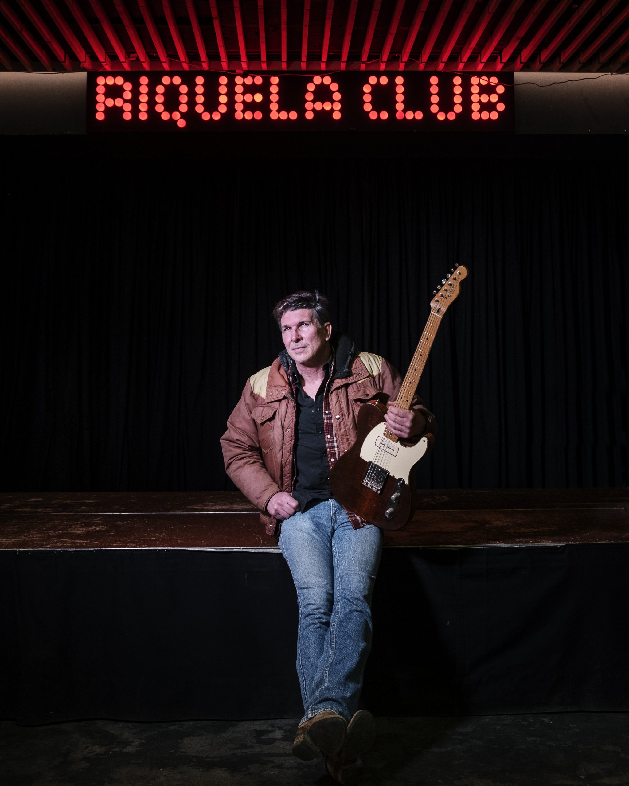 O músico Noel Mckay está a restaurar unha casa en Ames, onde se instalou fai tres anos. Foto: Iván Barreiro