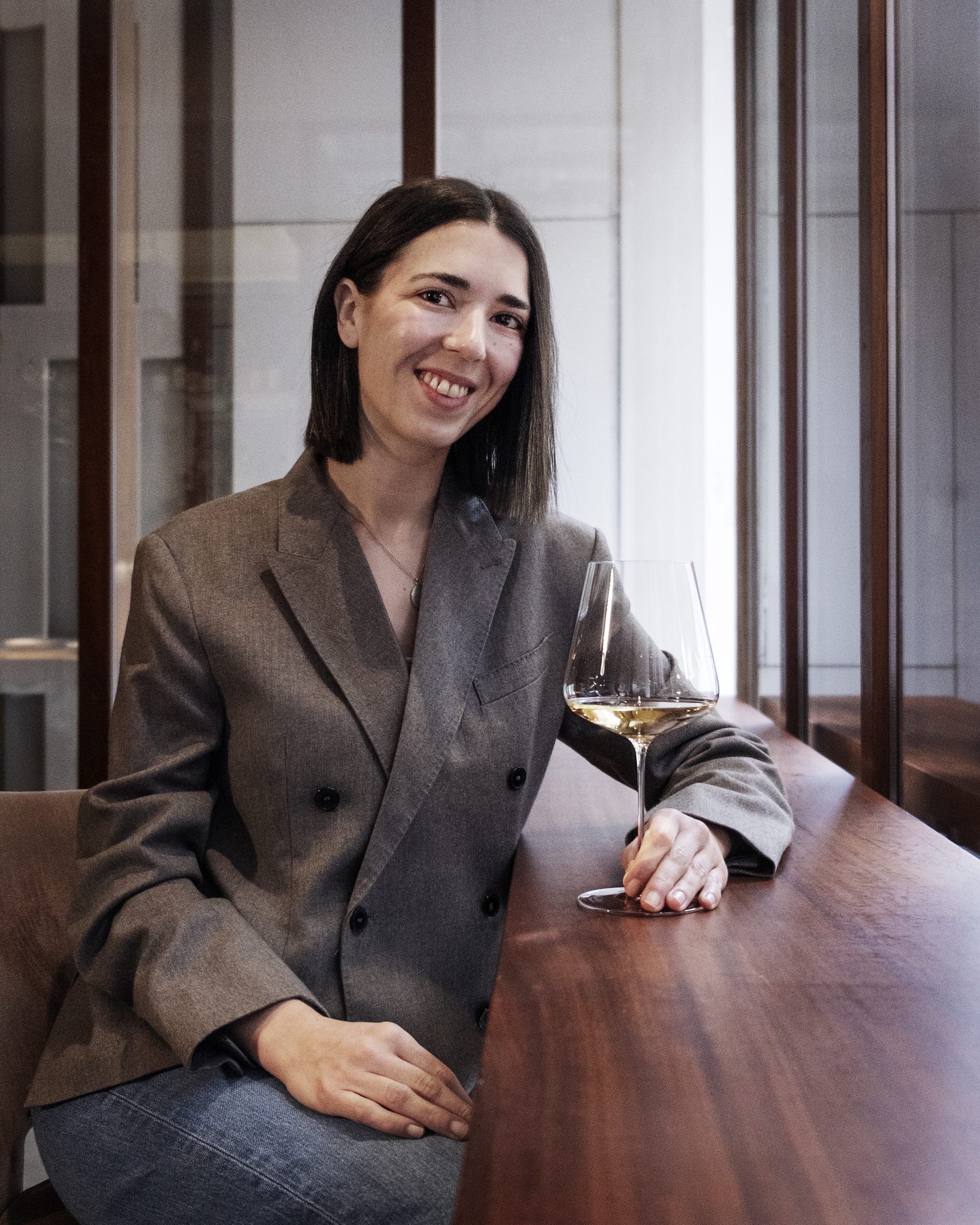 Sofía, tomando un viño na Vinoteca Jaleo, na Coruña. Foto: Iván Barreiro
