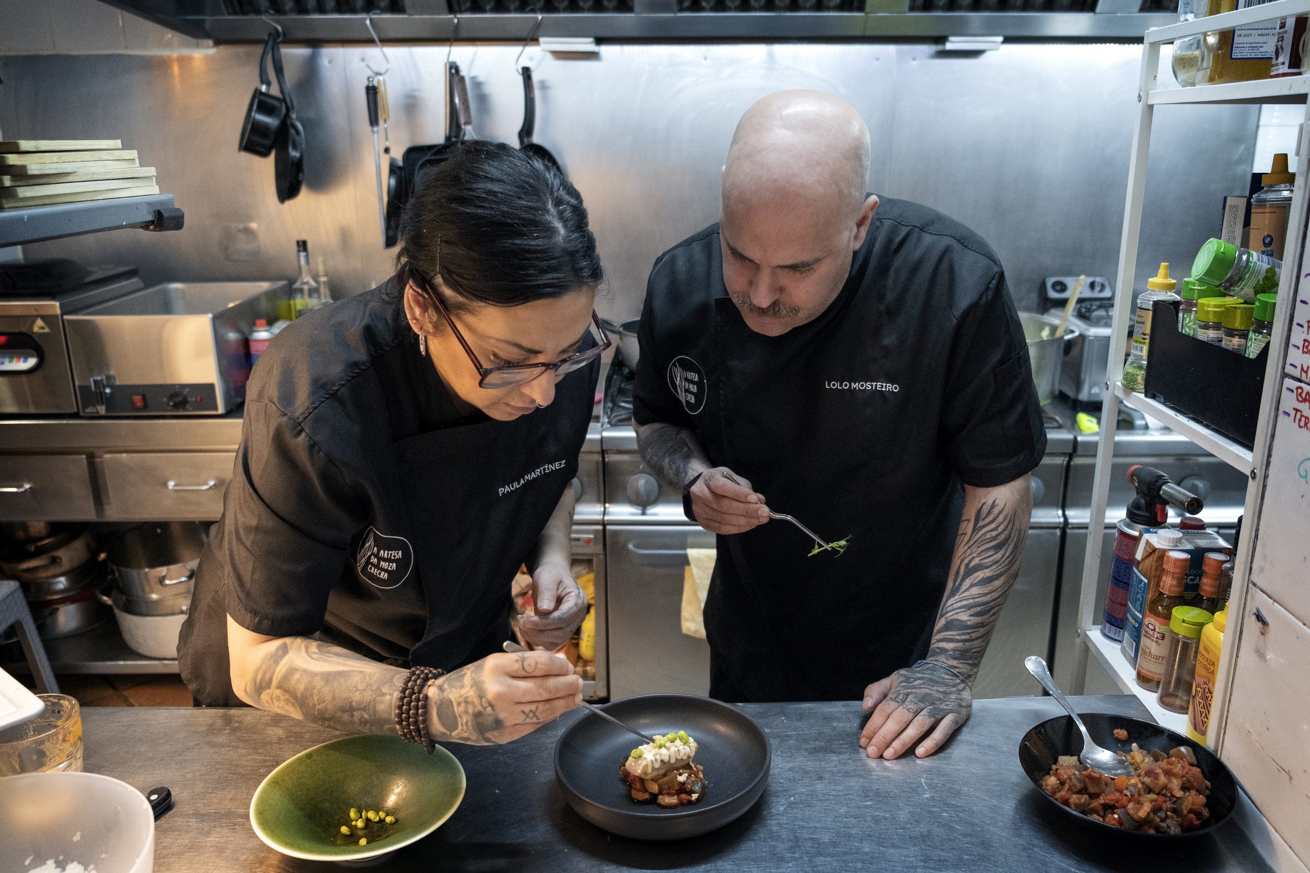 Paula e Lolo preparando un dos pratos na súa cociña. Foto: Iván Barreiro
