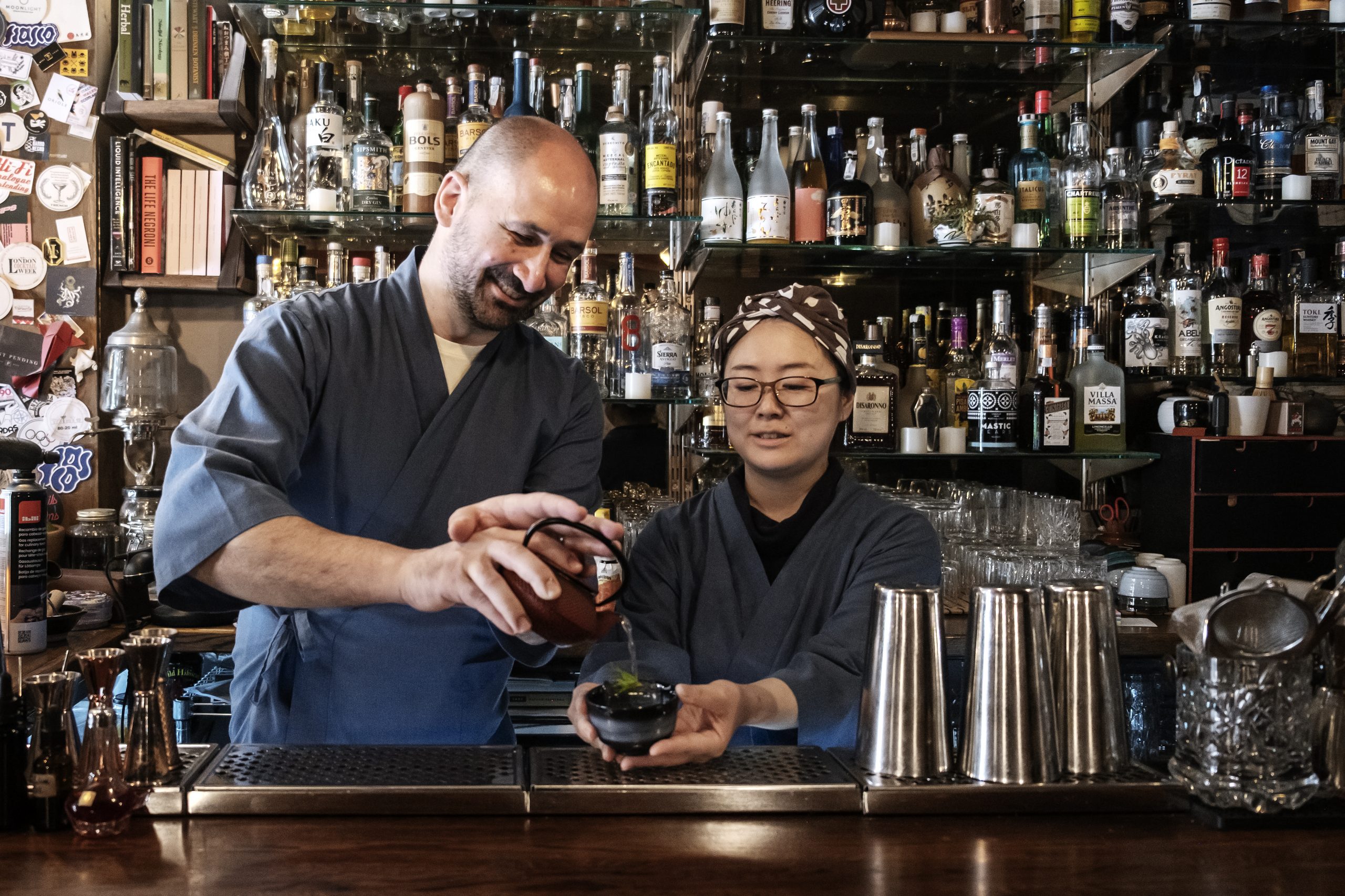 Miguel e Chihiro servindo un Houjicha Tea Punch. Foto: Iván Barreiro