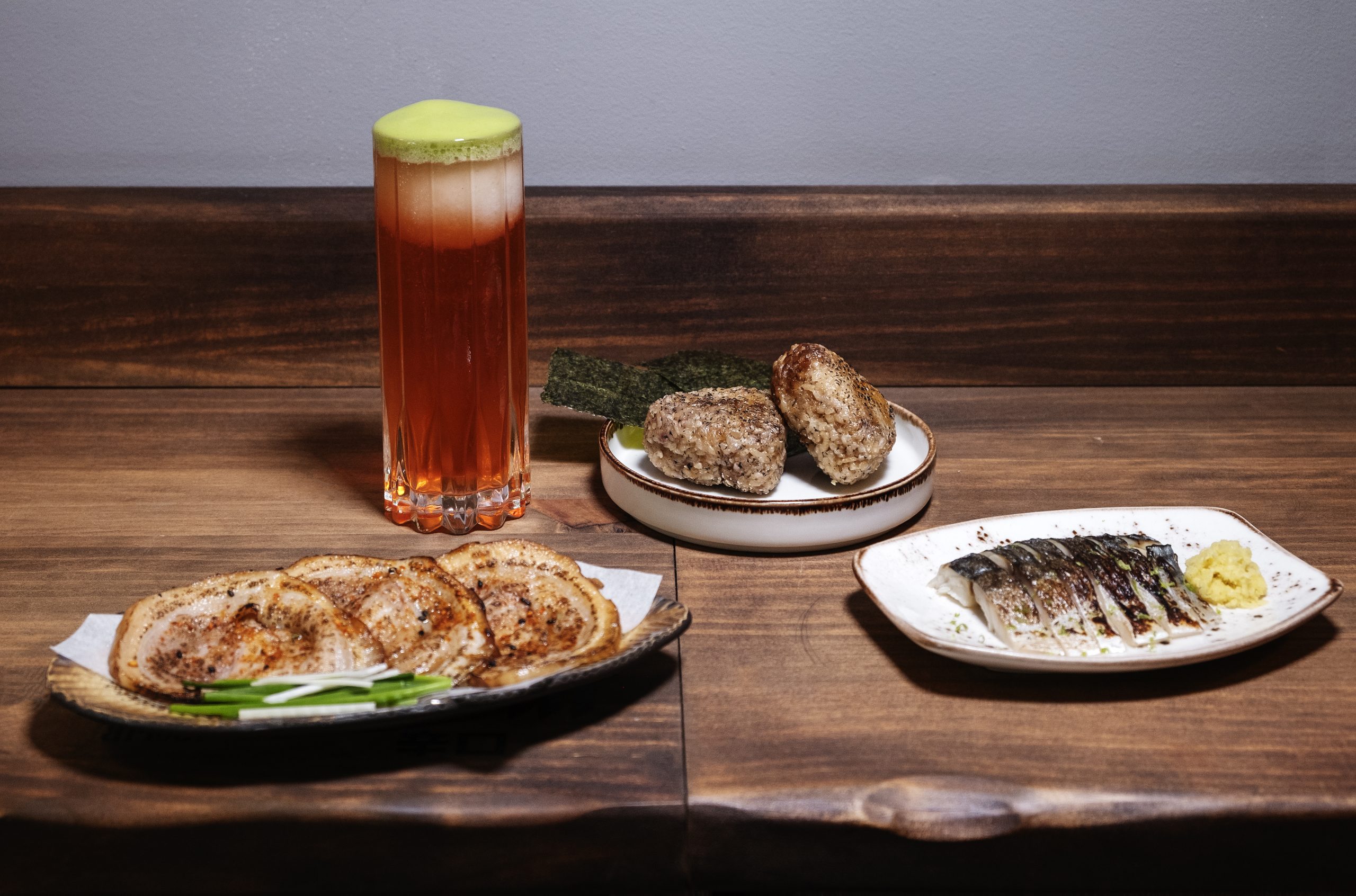 ‘A lúa vermella’ acompañada de tapas de Chashu, Yaki-onigiri e Shime-saba. Foto: Iván Barreiro