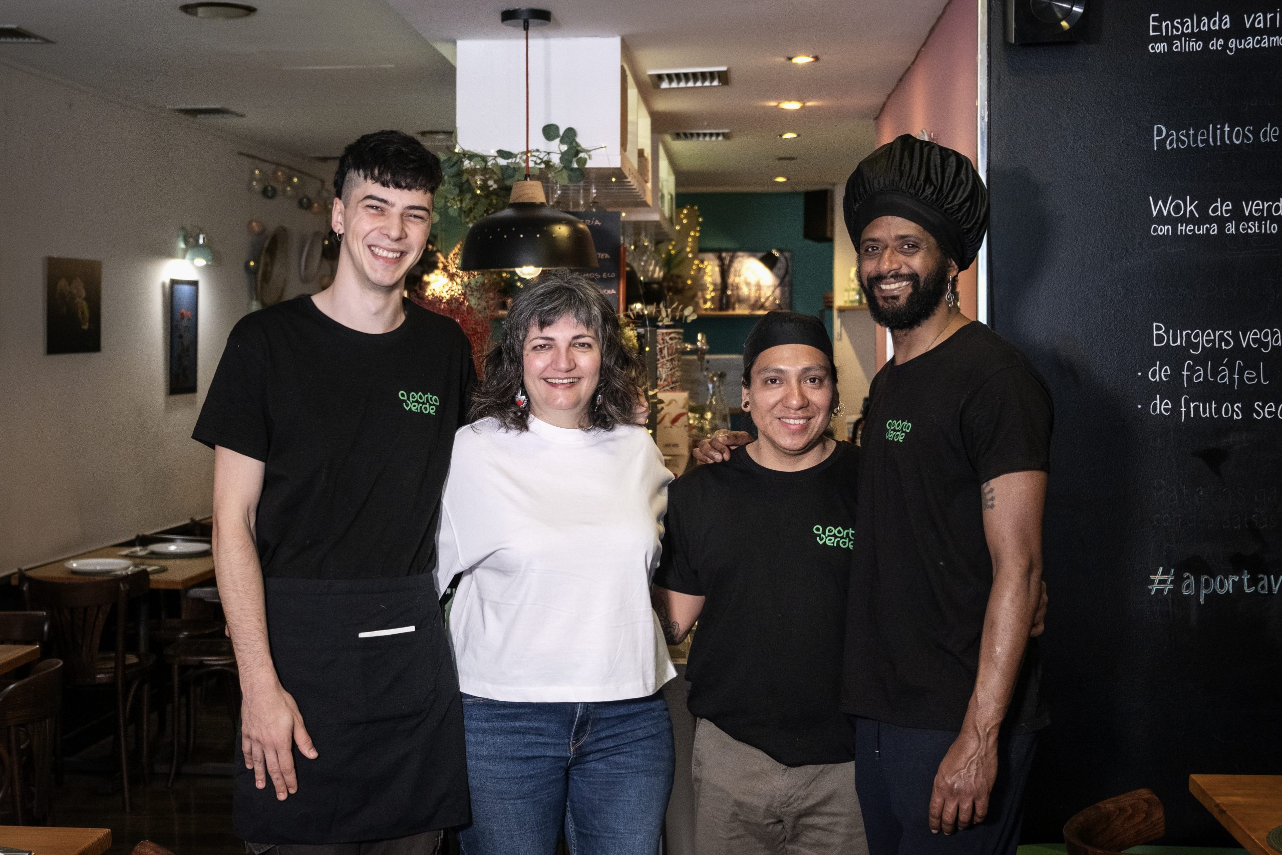 Carmen, de camiseta branca, co equipo da Porta Verde: Breixo González, Álvaro Santiago e Benvido Alves. Foto: Iván Barreiro